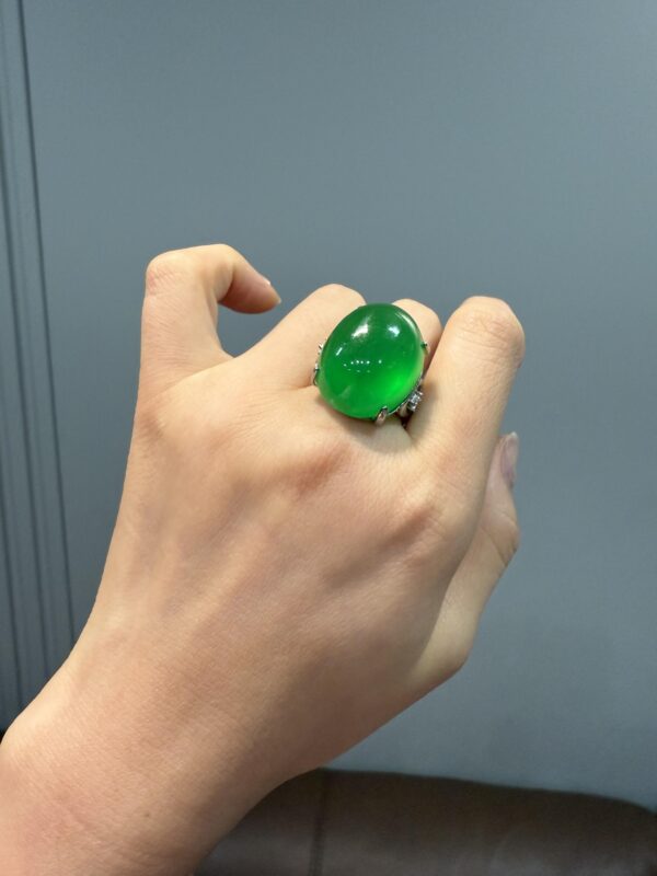 A full green pigeon egg jade ring