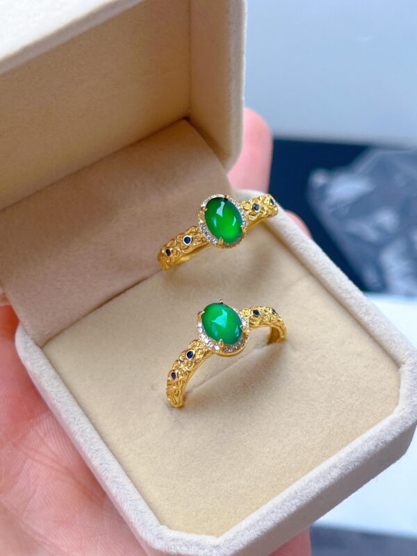 Waterdrop-shaped emerald ring