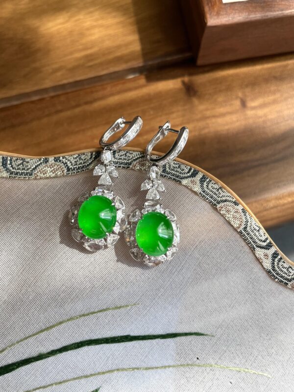 Round emerald stud earrings